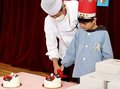 子どもたちに楽しいクリスマスを　富山のホテル、恵光学園にケーキ贈る