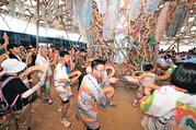 来場者と一緒にこきりこの総踊りを披露する児童生徒＝大阪市の夢洲
