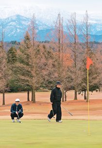 雪山遠目にゴルフ満喫　暖か１２月、県内営業継続