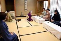冬の訪れ感じ一服　魚津で北日本かづみ野茶会