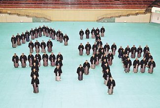 関取衆「令和」の人文字　朝乃山関「元年に三役になる」