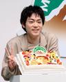 誕生日ケーキと撮影に応じる菅田将暉=東京都新宿区