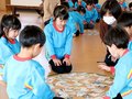 俳句漢字かるたに夢中　高岡・こばと幼稚園で大会