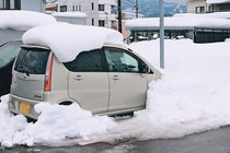 雪に埋もれた車に男性の遺体、ＪＲ城端駅駐車場、目立った外傷なし