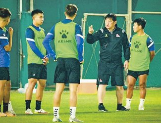 大塚一朗のモンゴル蹴球紀（１１）<br />選手と空港ベンチで一夜