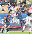 富山－いわき　前半、相手選手と競り合う富山の今瀬（右から２人目）