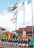 こいのぼり元気に泳げ　高岡市役所で園児が掲揚