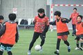 元日本代表の技を間近に　富山でサッカー教室、児童が一緒にプレー