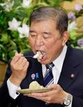 石破首相、茨城産の栗を試食