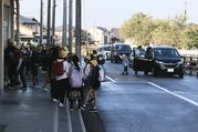 保護者の車や集団で登校する児童たち＝１７日午前７時４０分ごろ、富山市赤田の蜷川小学校