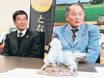 ２０２６年は躍動する年に　砺波の三助焼窯元ら、市にえとの置物贈る