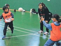 ハンドボールの楽しさ体感　高岡の児童ら、アランマーレの選手に学ぶ