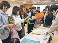３０年前に書いた夢や作文に笑顔　滑川・西部小でタイムカプセル開封