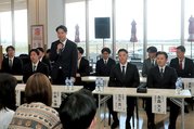 決意を語る小林斗輝内野手（前列左から２人目）と玉井内野手（同３人目）