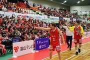 ホーム初勝利を挙げ、ブースターと喜びを分かち合う富山グラウジーズの選手ら