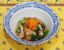 ニンジンペーストを使ったキノコと春菊のみぞれあえ