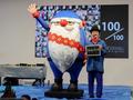 町にあふれるサンタ、１００人に