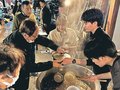 山形大生が芋煮振る舞う　滑川の旧宮崎酒造で地域住民と交流