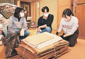 空き家の段ボールを処分する学生たち＝富山市楡原高田