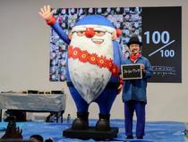 町にあふれるサンタ、１００人に