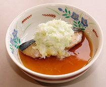 サワラの漬け蒸し　レタス入りみぞれのせ