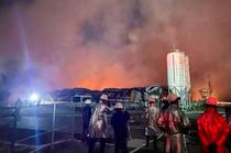 養豚場出火、２人と連絡取れず