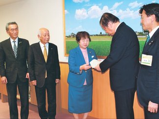 政活費廃止し議員報酬を月額５万円上げ　砺波市議会が夏野市長へ審議要請