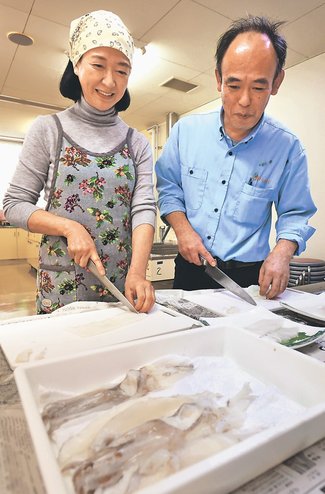 紺野さんがやってみた（８）魚さばき体験<br />魚の駅「生地」（黒部市生地中区）