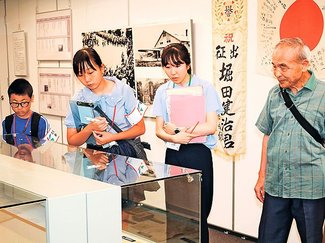 夏休みこどもリポーター（前編）　戦後８０年「富山<ruby>大<rp>（</rp><rt>だい</rt><rp>）</rp></ruby><ruby>空襲<rp>（</rp><rt>くうしゅう</rt><rp>）</rp></ruby>を知ろう」<br />【戦時下の暮らし展】