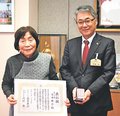 寺田さん（魚津）交通安全活動５０年、緑十字銀章を村椿市長に報告