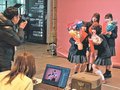 高校卒業の思い出に一枚　富山駅でプロ撮影「出張写真館」