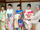 着物ショー本番に向けて、着こなしを確認する富山大の学生ら＝高岡市木津公民館