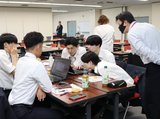 商品のデータ分析業務を体験する学生たち＝射水市流通センター水戸田