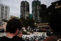 香港火災、追悼の花束撤去開始