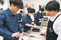 包丁は手入れが大切　氷見高生が研ぎ方学ぶ