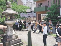 富山大空襲の戦跡巡る　高校生グループ「輪音」、若者ら平和考える
