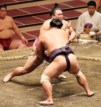朝乃山３連勝　秋場所６日目、妙義龍を寄り切り