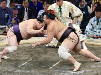 朝乃山圧勝、９勝目　大相撲九州場所１２日目