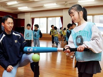 牧野みどり保育園児がティーボールに挑戦　高岡第一高野球部が教室