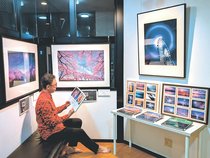 湯上がり、写真で癒やし 魚津「平成松の湯」と富山「島倉の湯」、店主自慢の作品展示