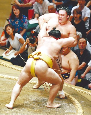 朝乃山、遠藤に寄り切られ２敗目　秋場所４日目