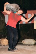 １３５キロの石、担ぎ上げ成功　入善・新屋住吉社で大磐祭り、西野さん（金沢）ガッツポーズ