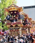 曳山６基、坂の町優雅に練る　富山で越中八尾曳山祭