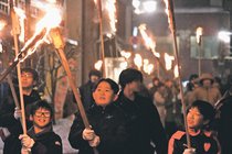 冬の温泉街彩る　宇奈月雪のカーニバル、たいまつ手に練り歩き