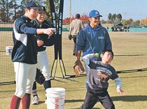 高校球児が楽しさ伝える　砺波で小中学生向け初の野球フェス