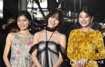 【東京国際映画祭】出口夏希&南沙良、対照的な装いで“美の共演” レッドカーペットを彩る
