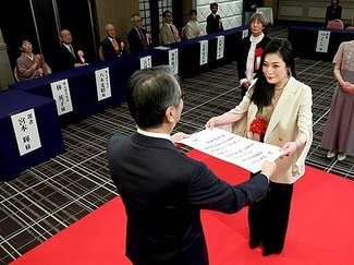 岡本さん（大阪）「幸せなものを書こうと思っていた」　富山で第５９回北日本文学賞贈呈式