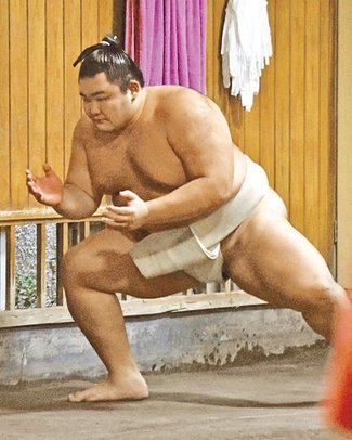 朝乃山「大関正代に負けない」　１１月場所へ稽古再開