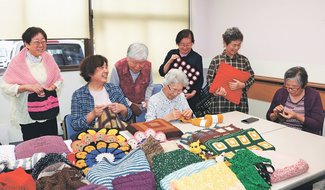＜未来へつなＧＯ！＞ボランティアサークル「ポコ・ア・ポコ」　（富山市）<br />不要毛糸集め編み物