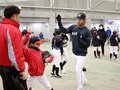 小中学生に投げ方指導　魚津・ロッテ石川投手が地元で教室